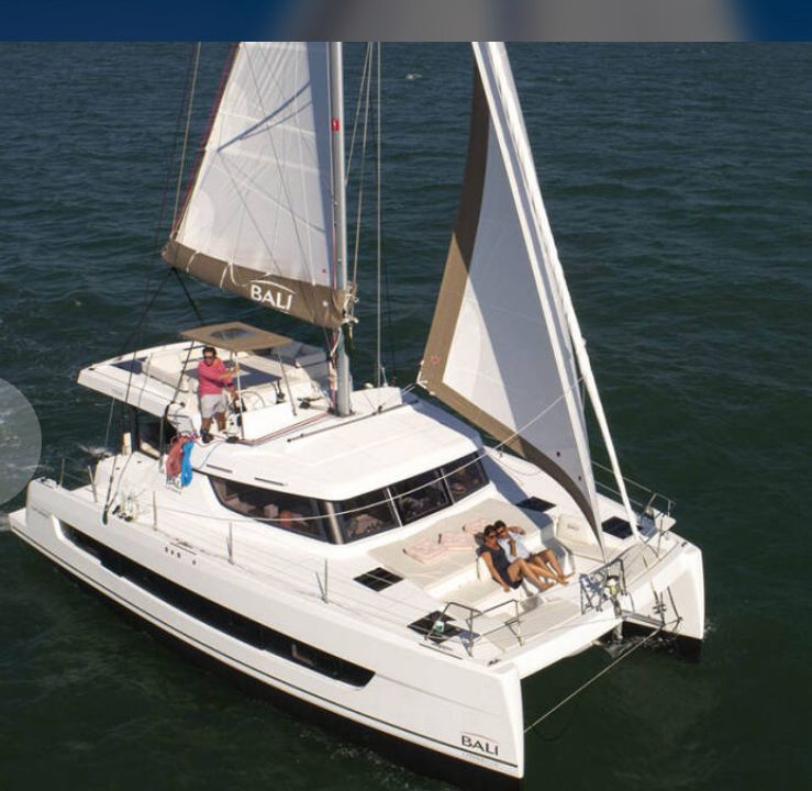 Interior del camarote Catamarán Bali 4.0